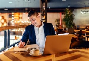 ceo-writing-agenda-schedule-cafe-recorte